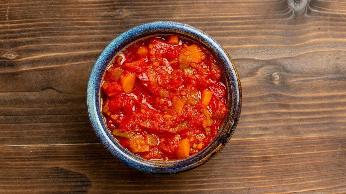 Un cuenco con sofrito hecho siguiendo la receta del chef Ferran Adrià.