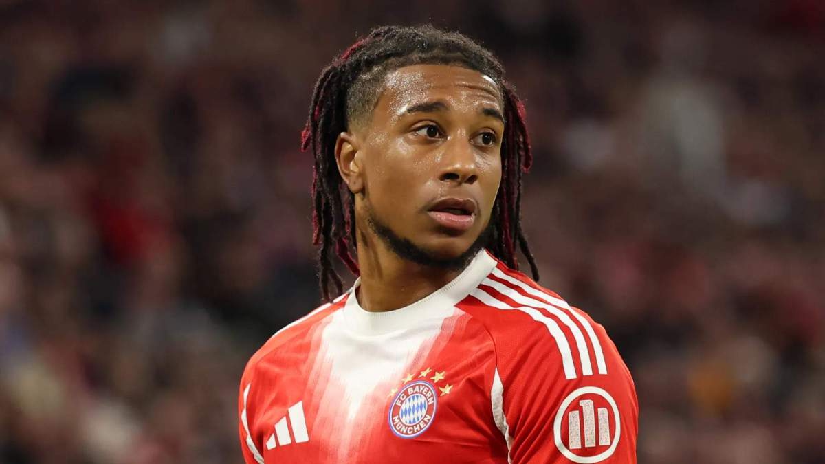 Michael Olise durante un encuentro con el Bayern de Múnich