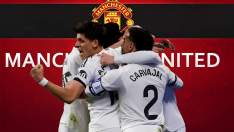 Jugadores del Real Madrid celebrando un gol y un wallpaper del Manchester United. Jugadores del Real Madrid celebrando un gol y un wallpaper del Manchester United.