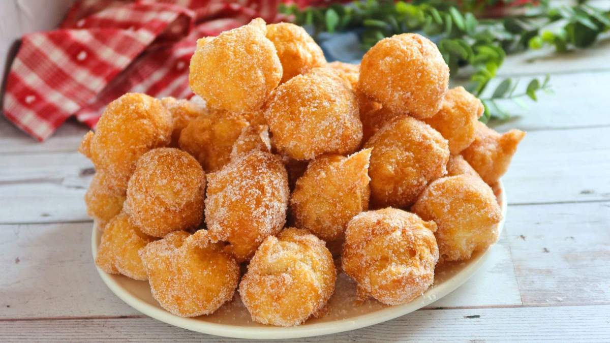 Un postre casero de buñuelos de viento presentado en un plato.