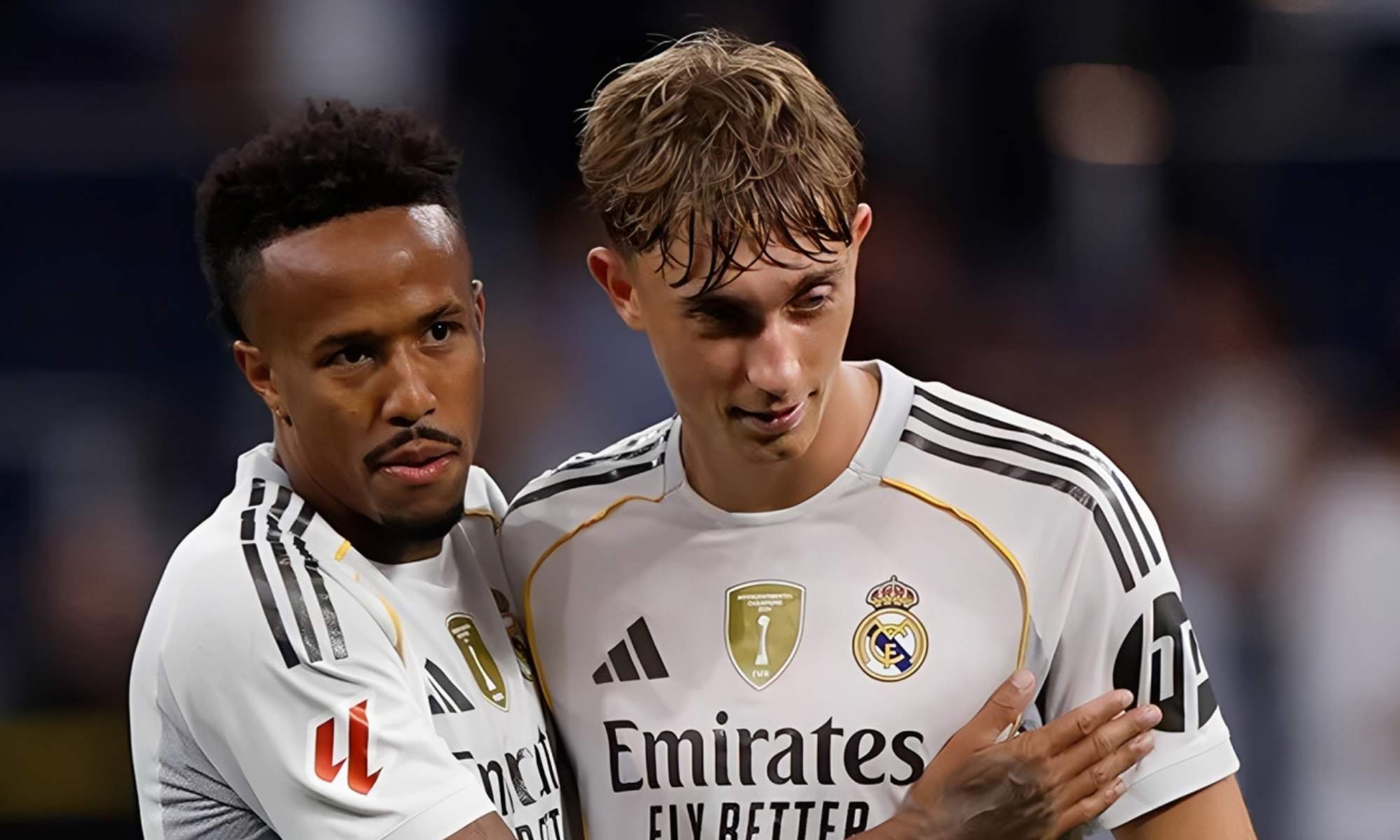 Eder Militao y Dean Huijsen jugando un partido con el Real Madrid. 