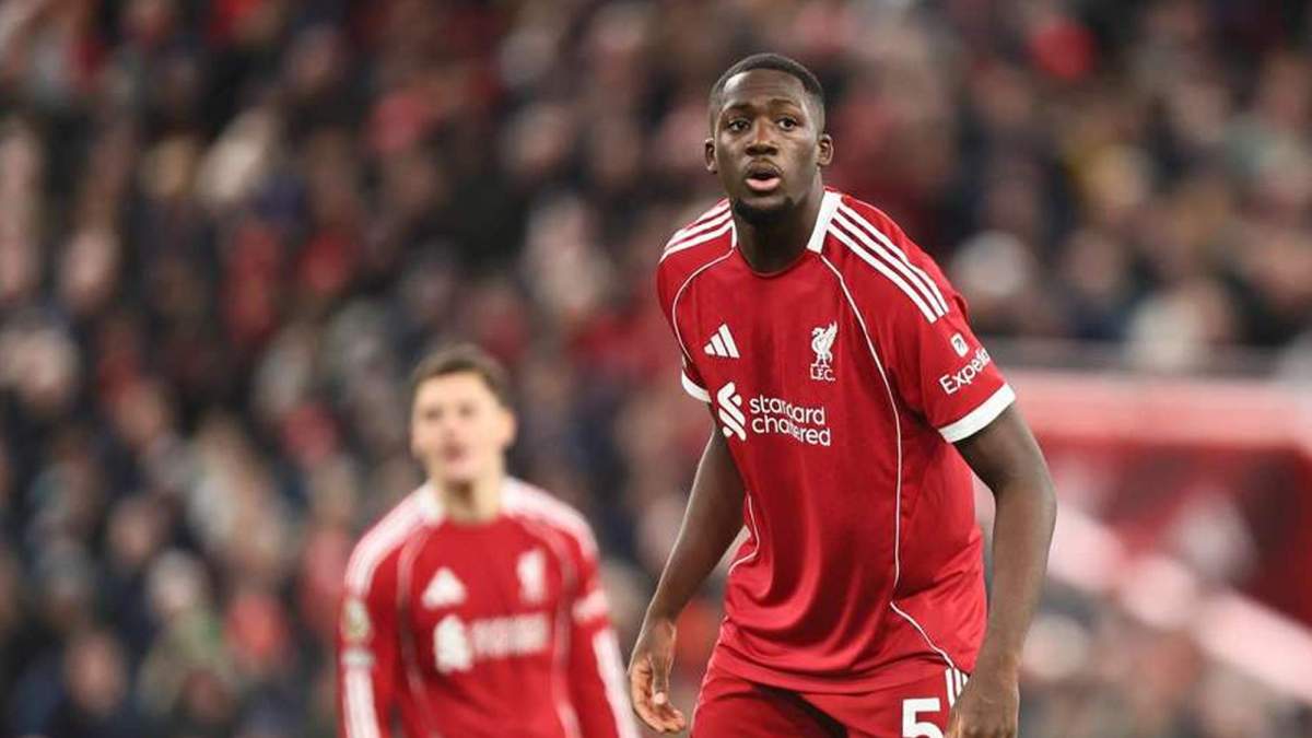Ibrahima Konaté disputando un partido con el Liverpool. 