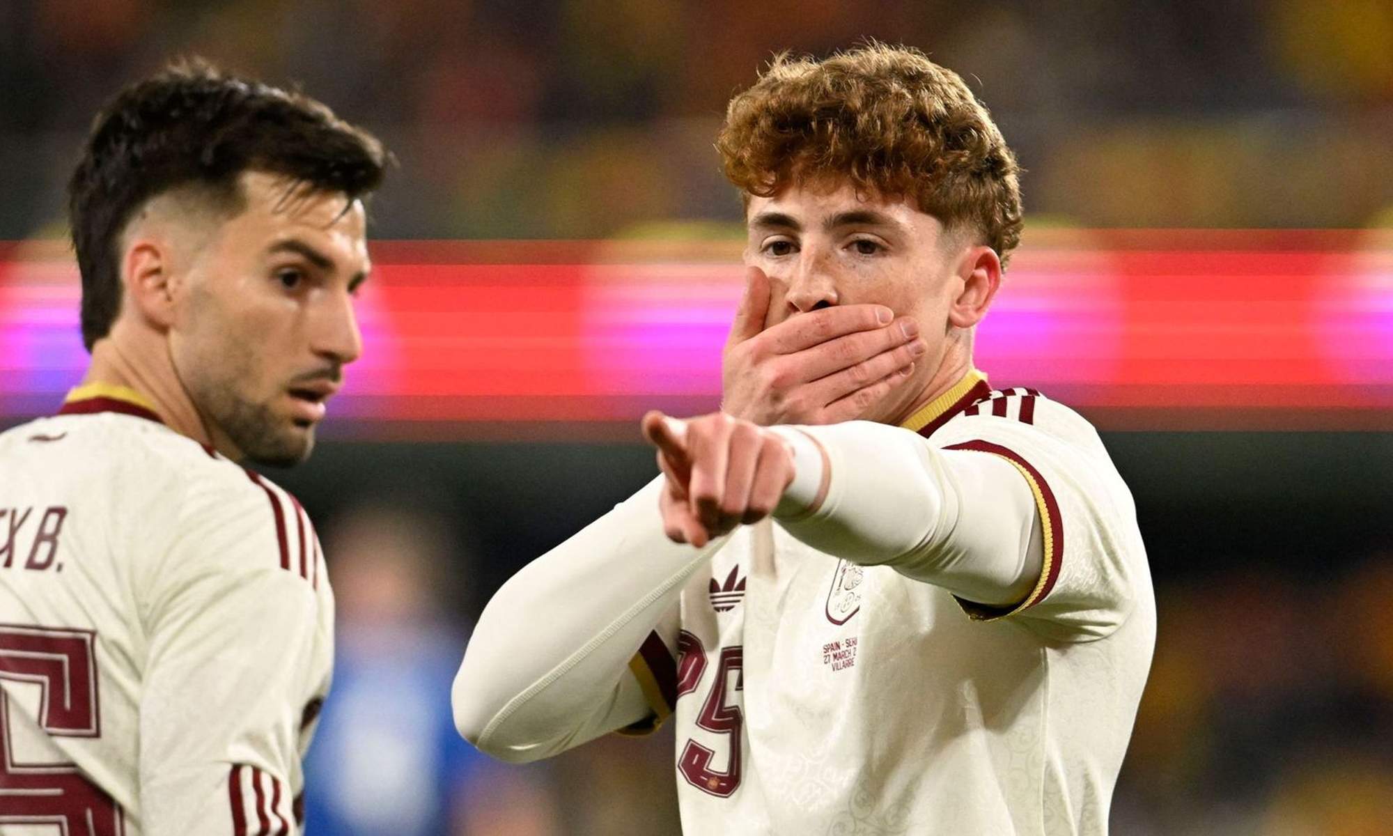 Víctor Muñoz celebrando un gol con la selección española. 