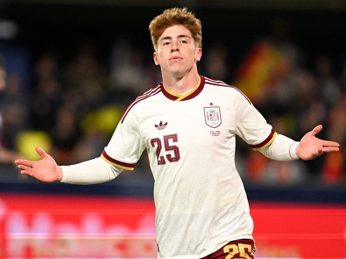 Víctor Muñoz celebrando su primera gol con la selección española en su debut.