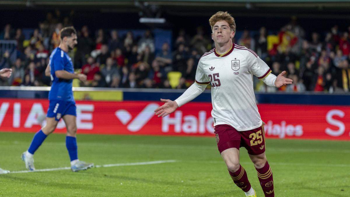 Víctor Muñoz celebrando su primer gol con España. 