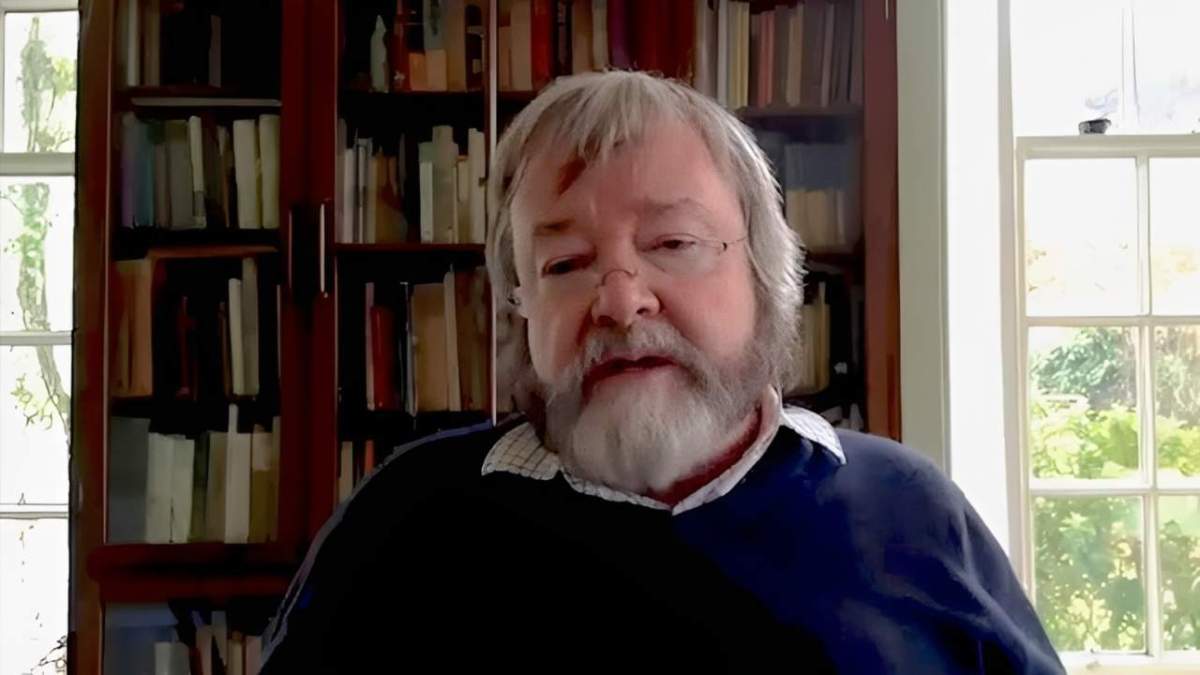 Iain McGilchrist concediendo una entrevista para un medio. 