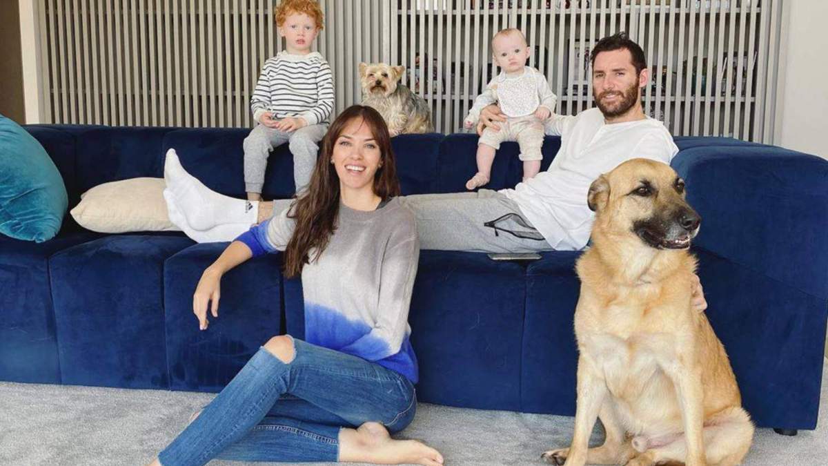Rudy Fernández, junto a su familia y perro en su casa de Madrid