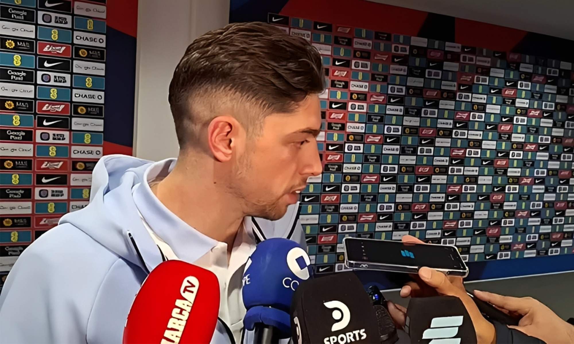 Fede Valverde hablando en zona mixta como jugador de Uruguay.