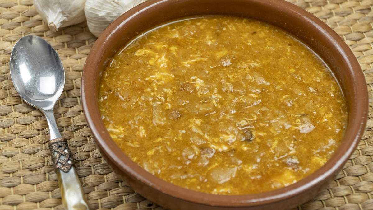 Un palto de sopa de ajo para presentar. 