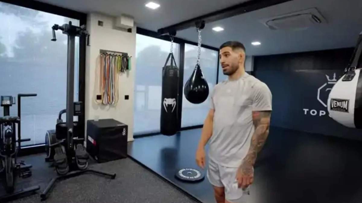 Topuria en el gimnasio de su casa Topuria en el gimnasio de su casa