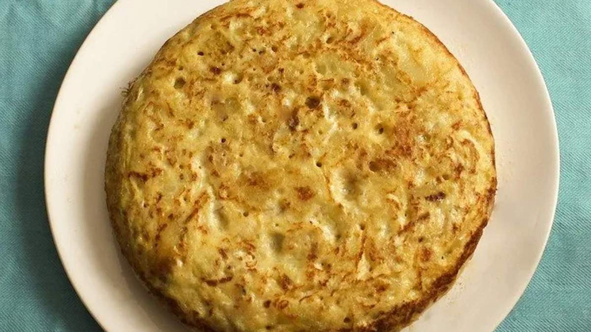 Un plato de tortilla de patata. 