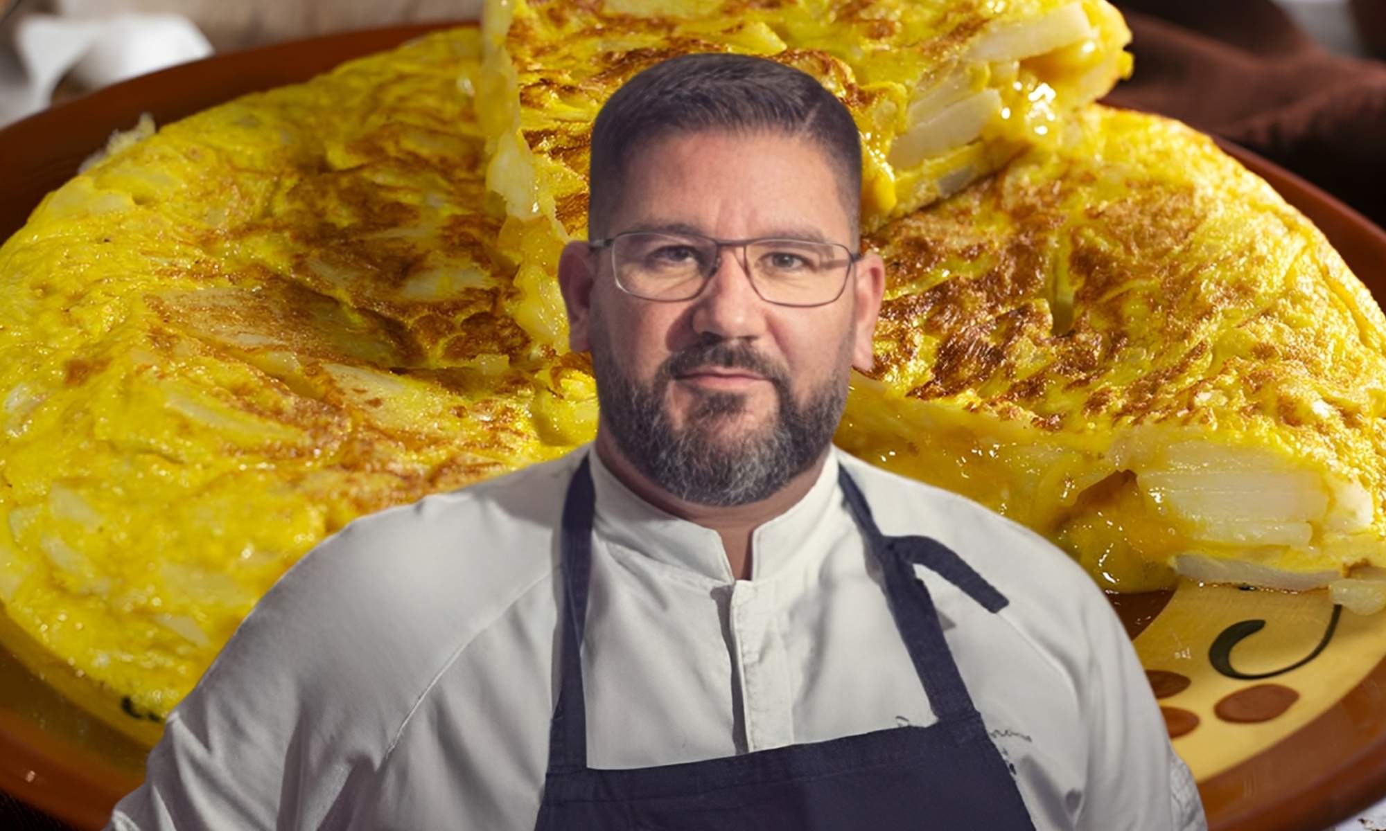 El chef Dani García y una tortilla de patata. 