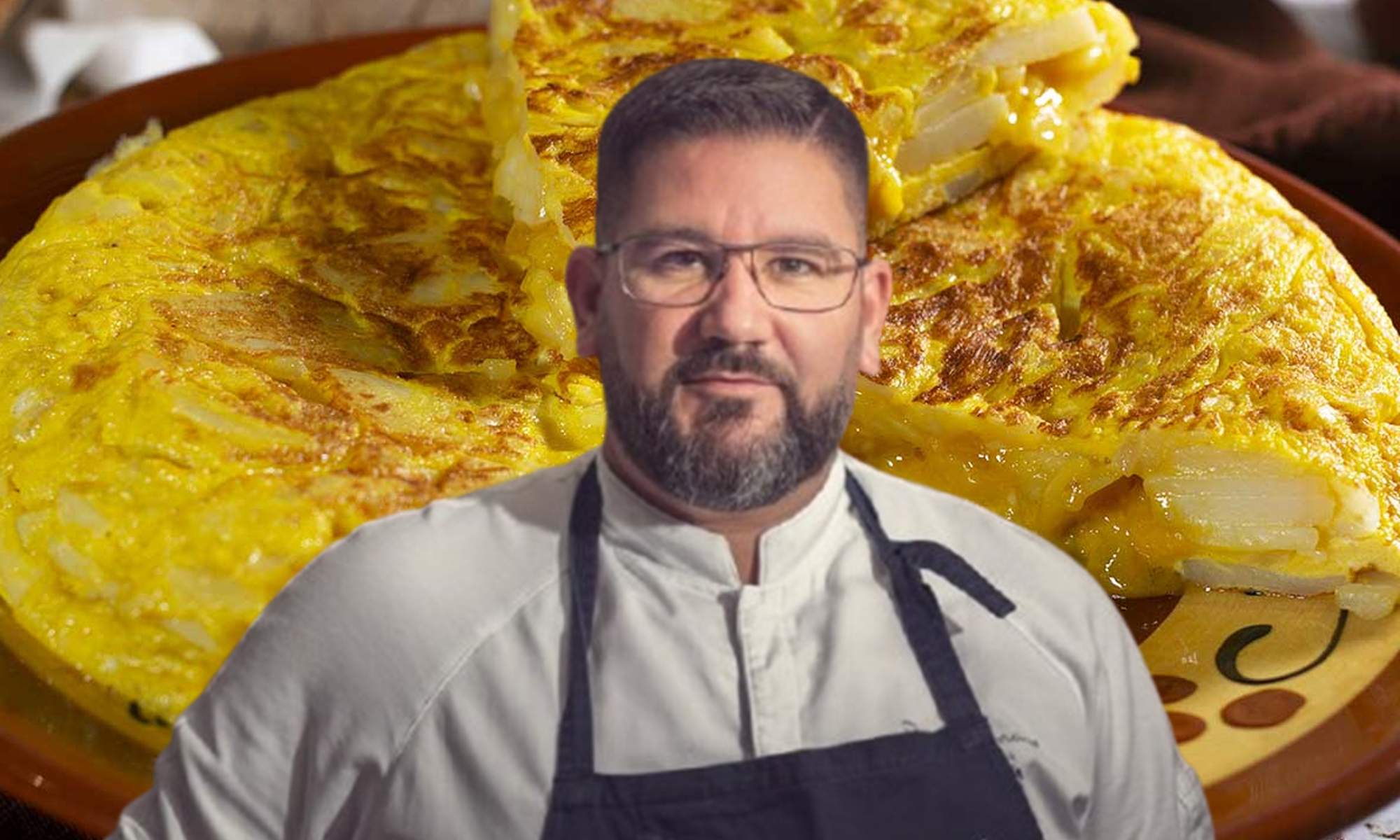 El chef Dani García y una tortilla de patata. 