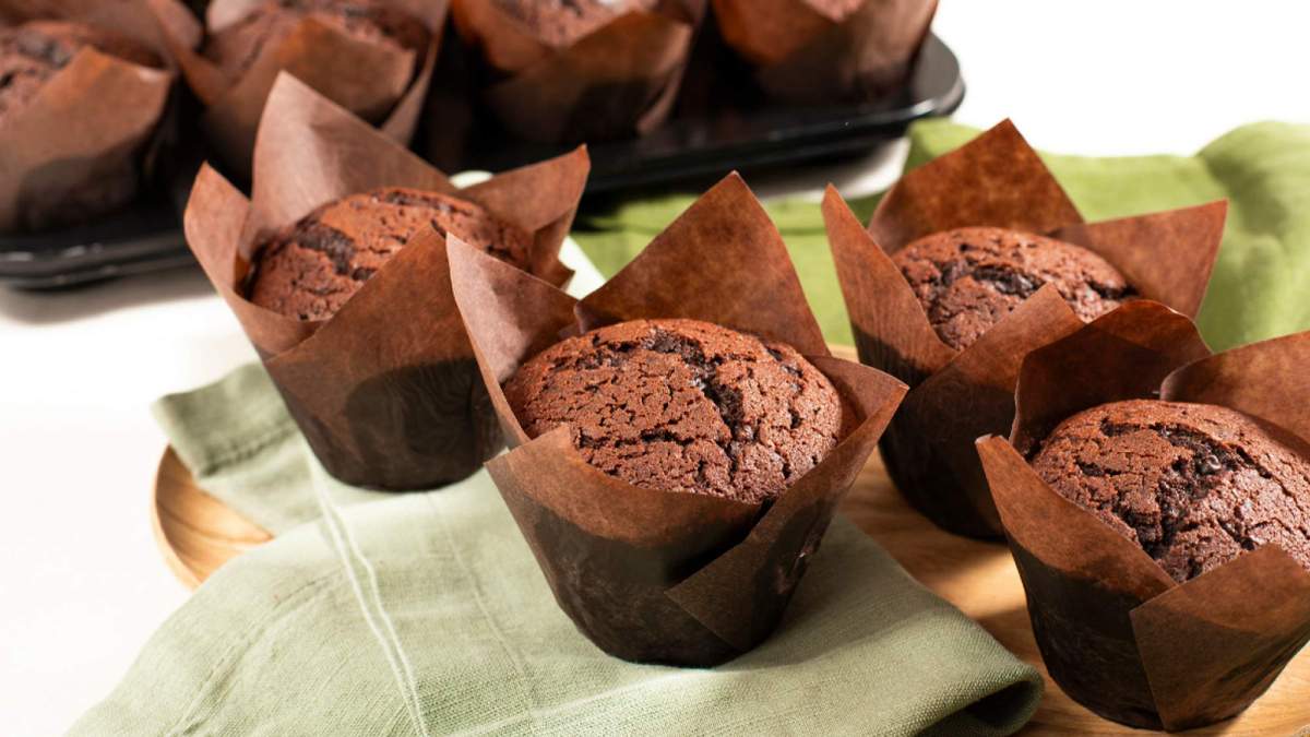 Varios muffins de chocolate.