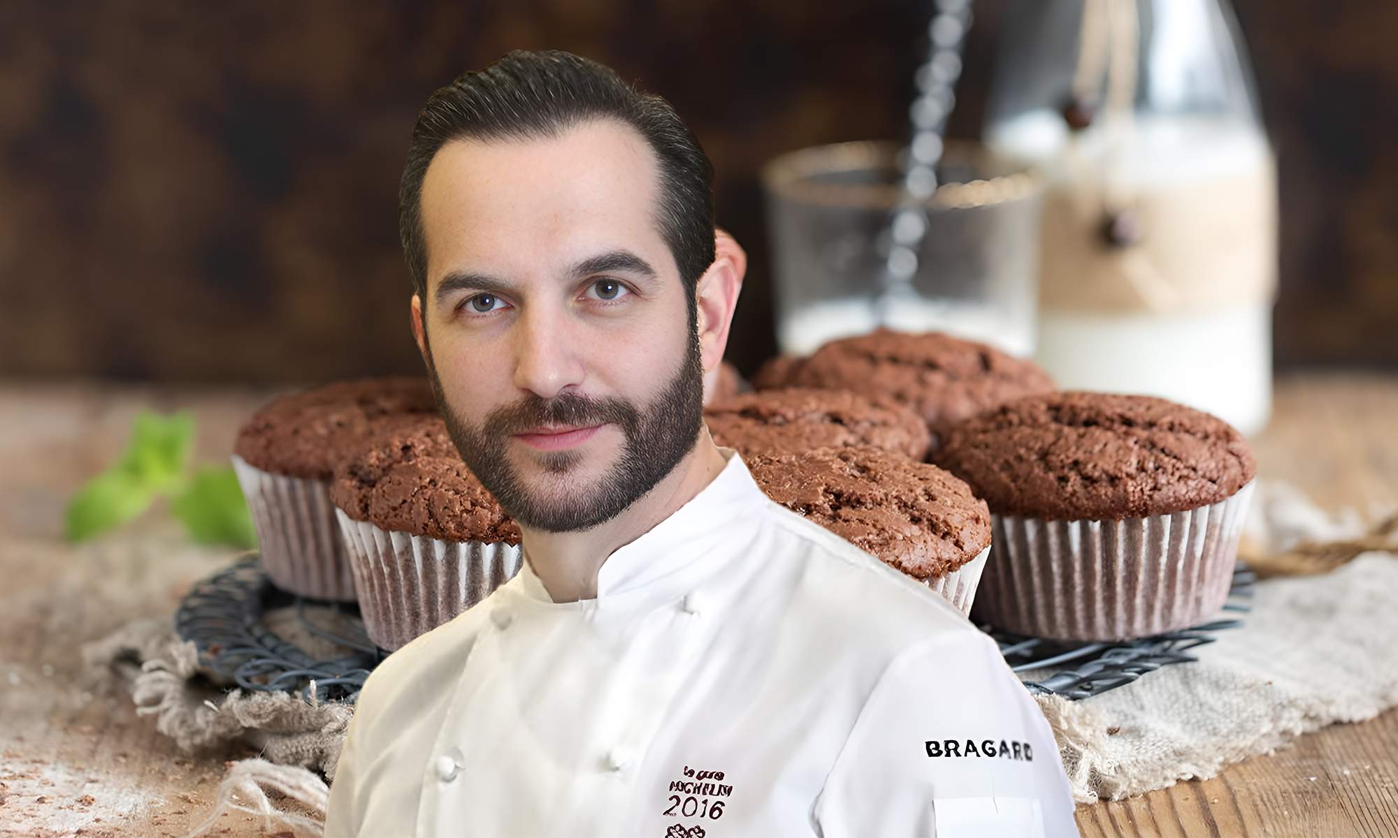 Mario Sandoval y unas magdalenas de chocolate. 
