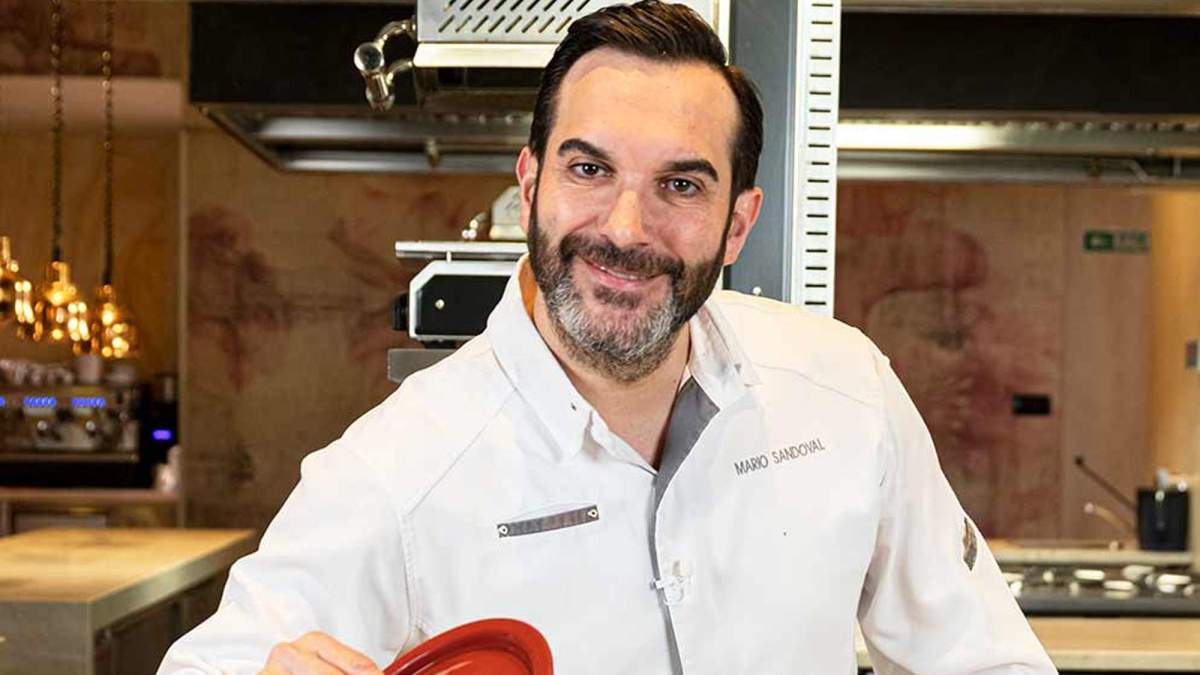 El chef Mario Sandoval posando para una foto mientras cocina alimentos.