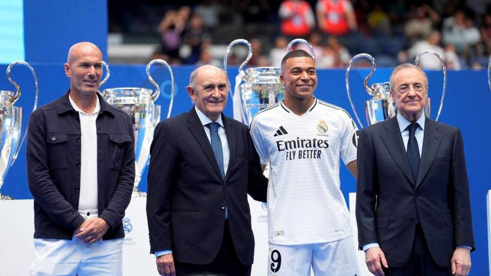 Zinedine Zidane, Florentino Pérez, Kylian Mbappé y José Martínez Sánchez ‘Pirri’, en la presentación del francés como jugador del Real Madrid.