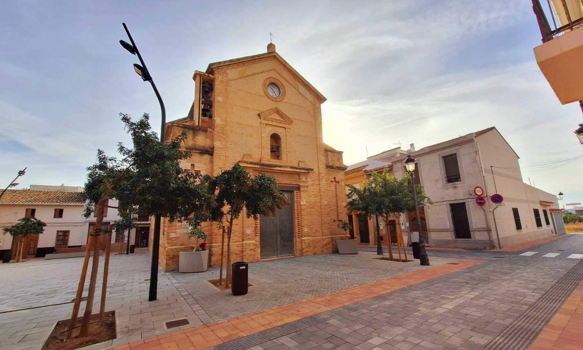 La Iglesia parroquial de la Virgen del Rosario pertenece a Lugar Nuevo de la Corona, el pueblo más pequeño de España.