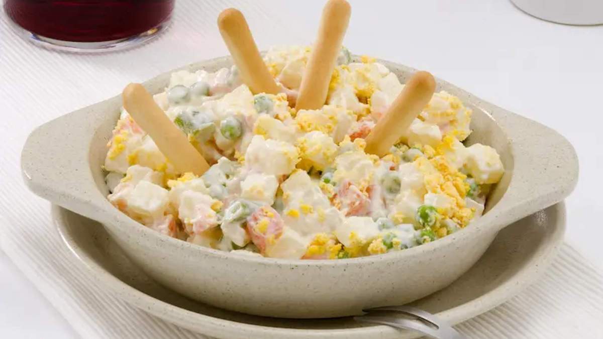 Un pincho de ensaladilla rusa en un restaurante.