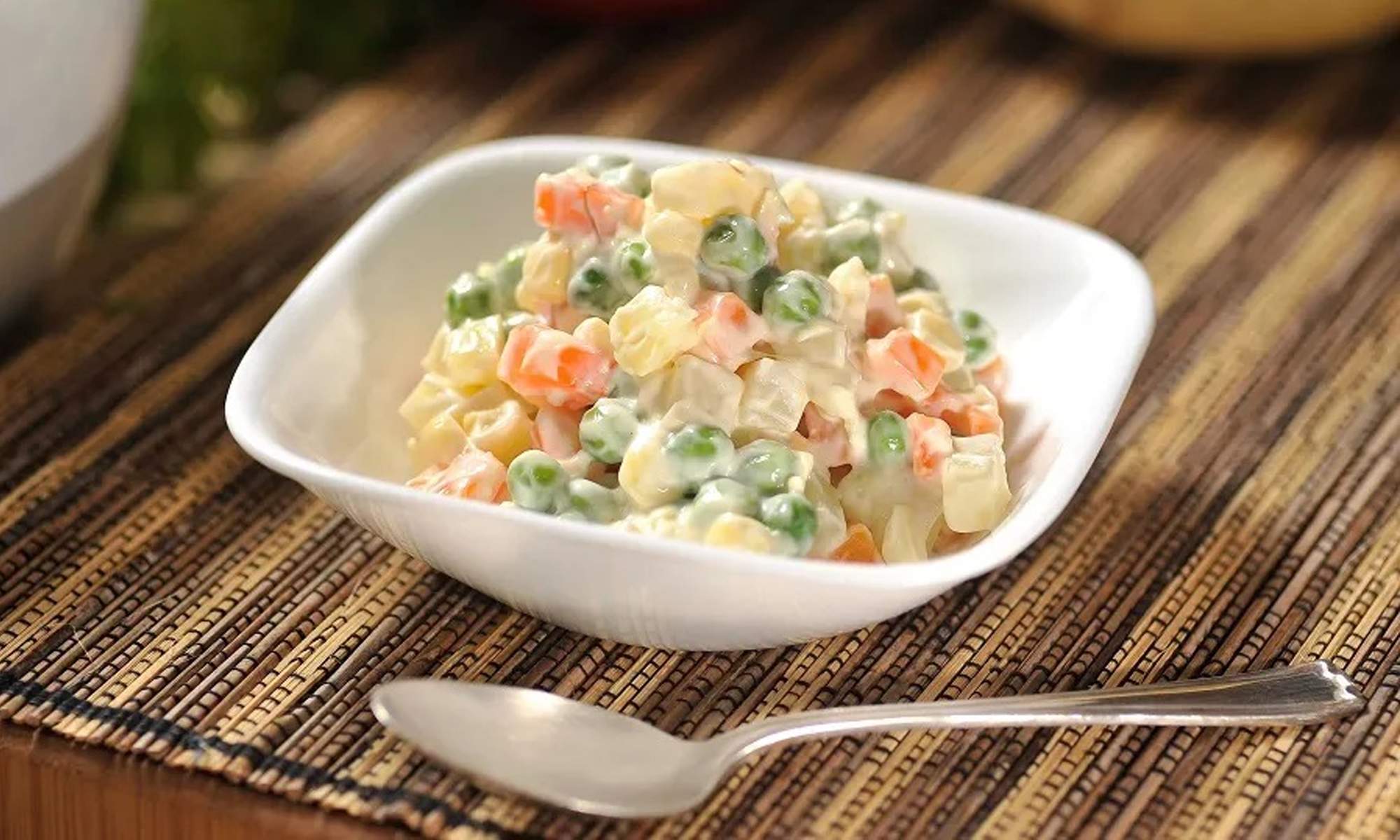 Un cuenco pequeño con ensaladilla rusa.