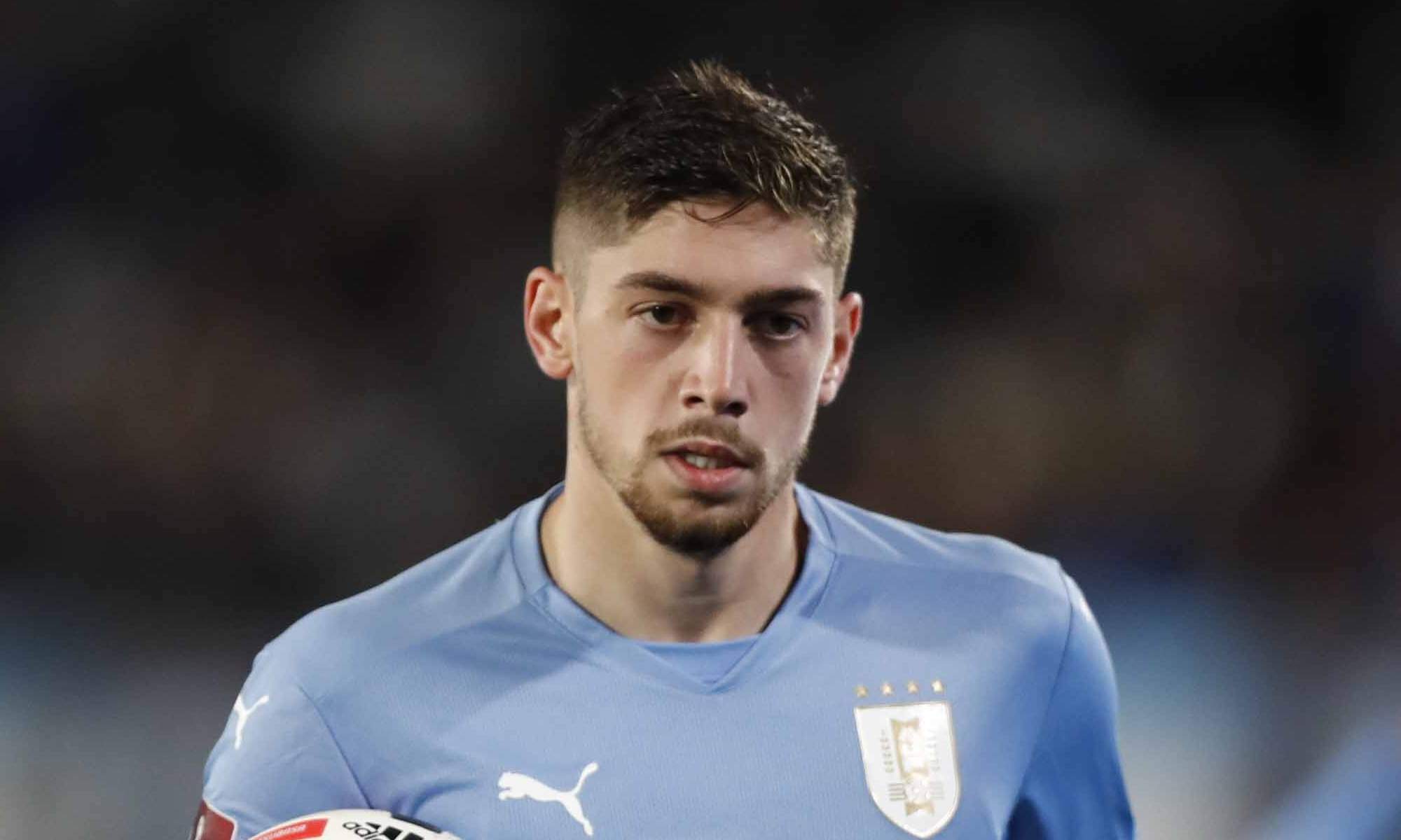 Fede Valverde jugando un partido con la selección de Uruguay.