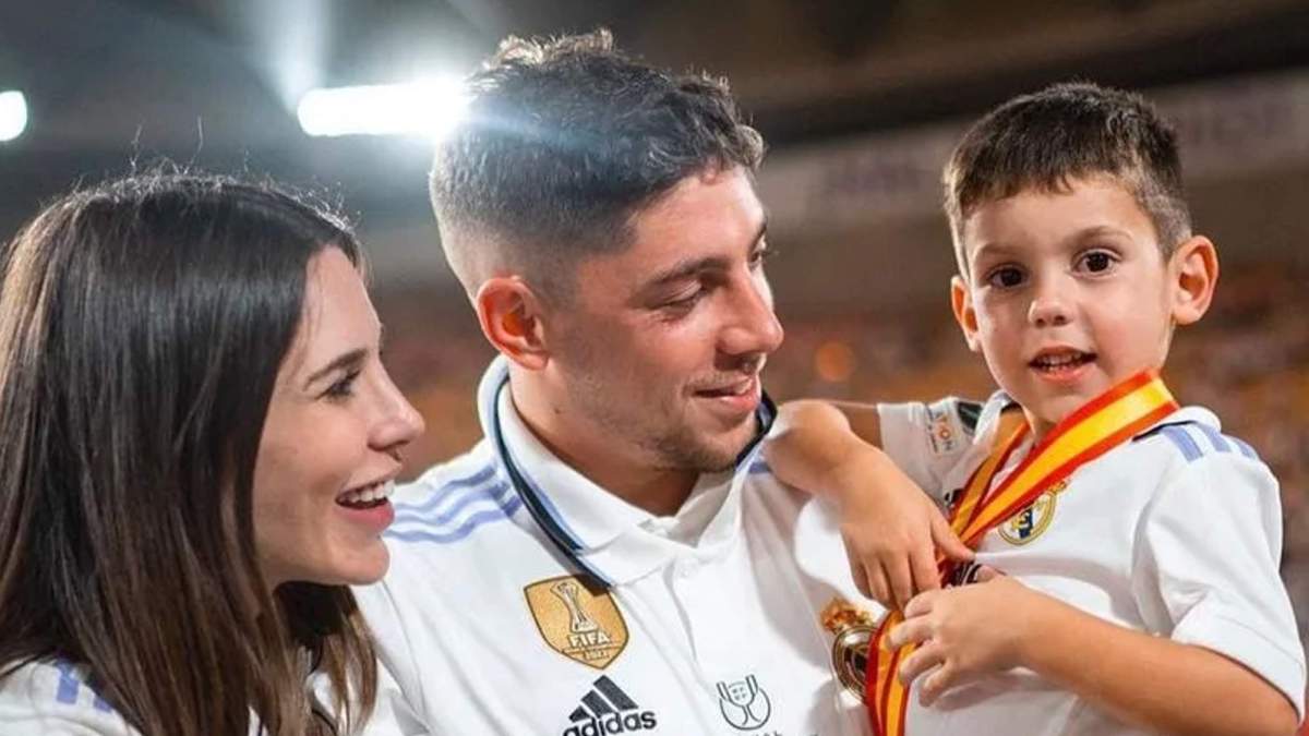 Fede Valverde, Mina Bonino y su hijo Beni.