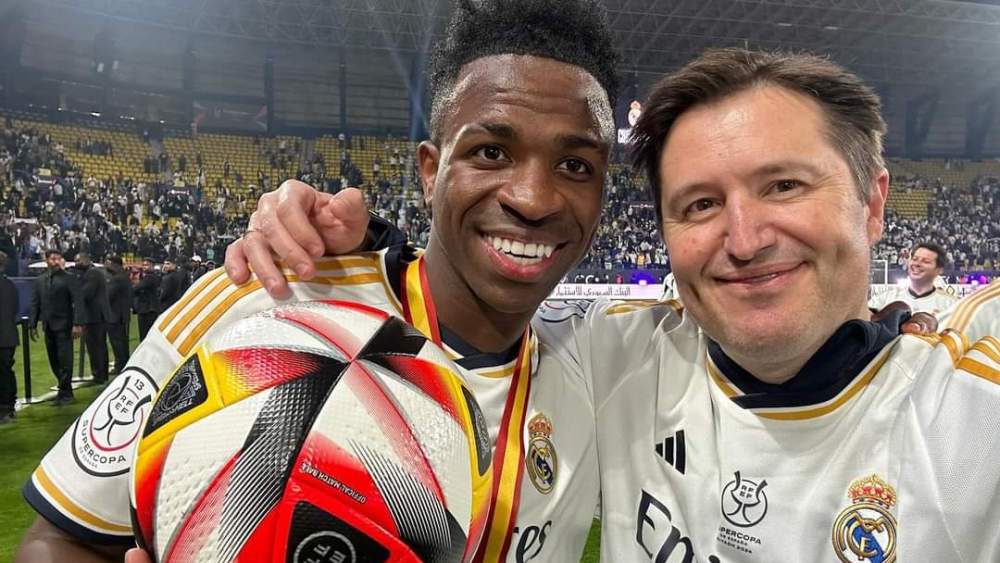 Vinícius Júnior y el podólogo Victor Alfaro.