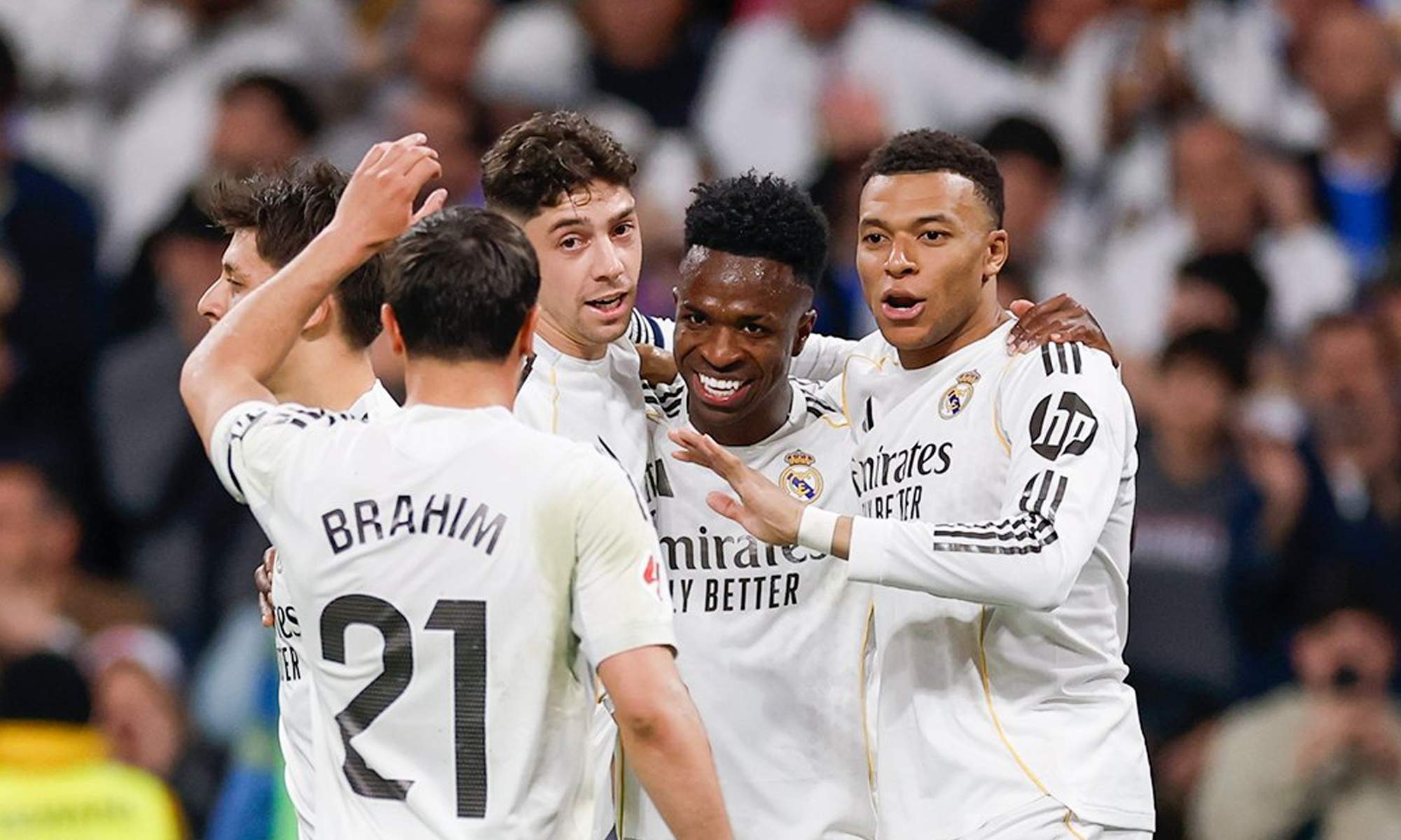 Jugadores del Real Madrid celebrando un gol durante un partido. 