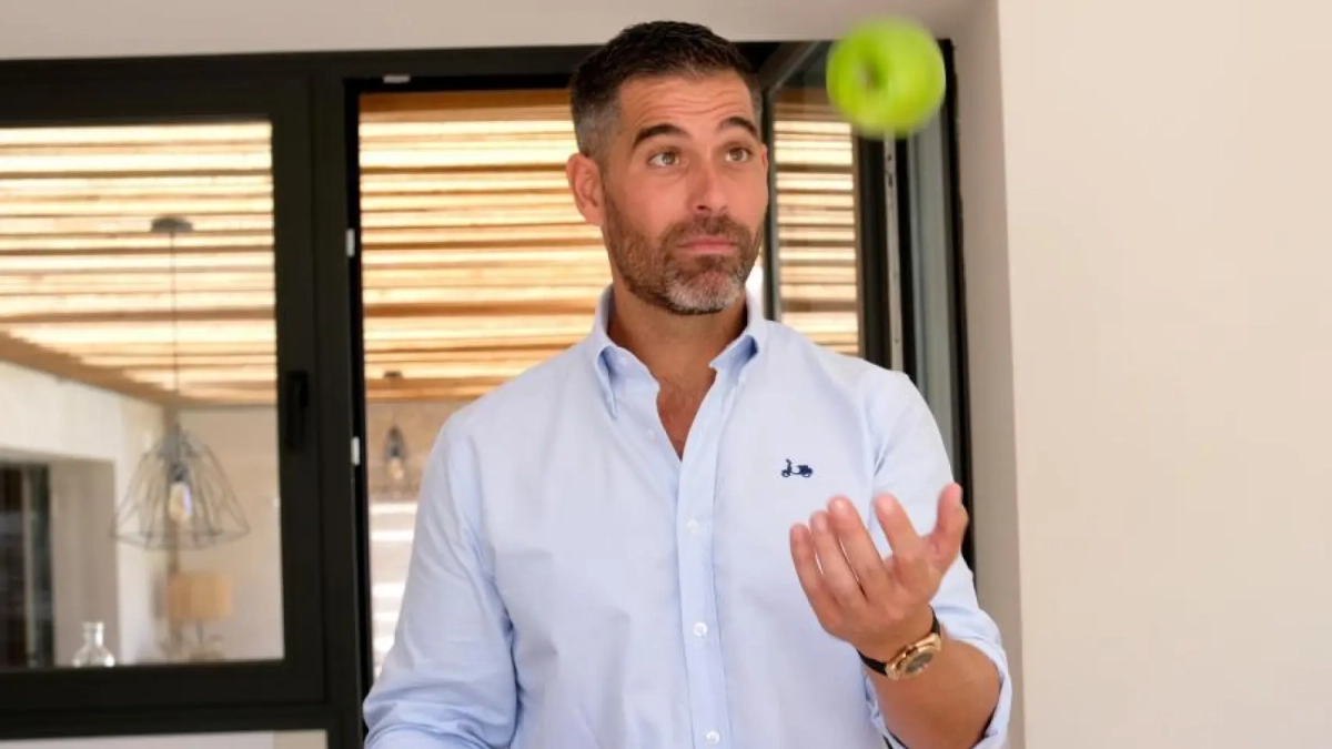 El nutricionista Pablo Ojeada posando para una entrevista.