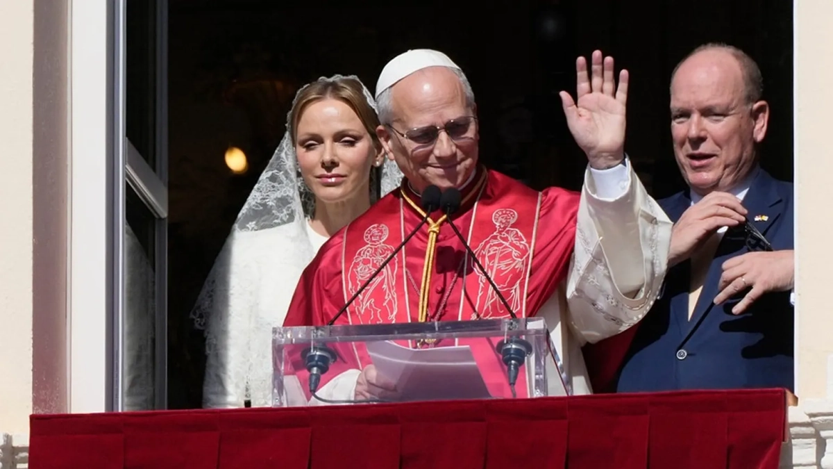 El Papa León XIV dando un discurso al pueblo en Mónaco.