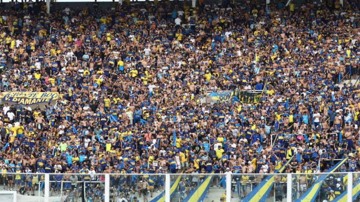 La grada de la Bombonera completamente llena en un partido. 