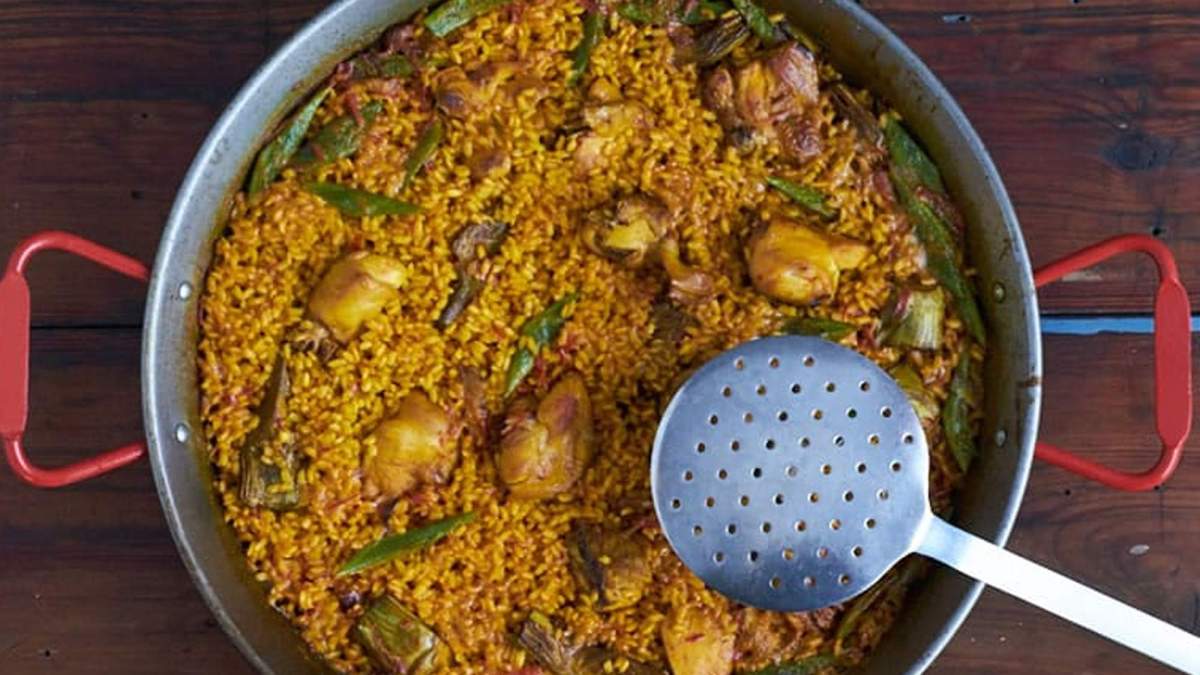 Una olla de paella de conejo.