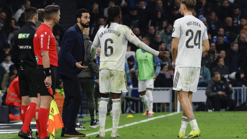 Álvaro Arbeloa, dando indicaciones a Eduardo Camavinga en un partido del Real Madrid durante esta temporada. 