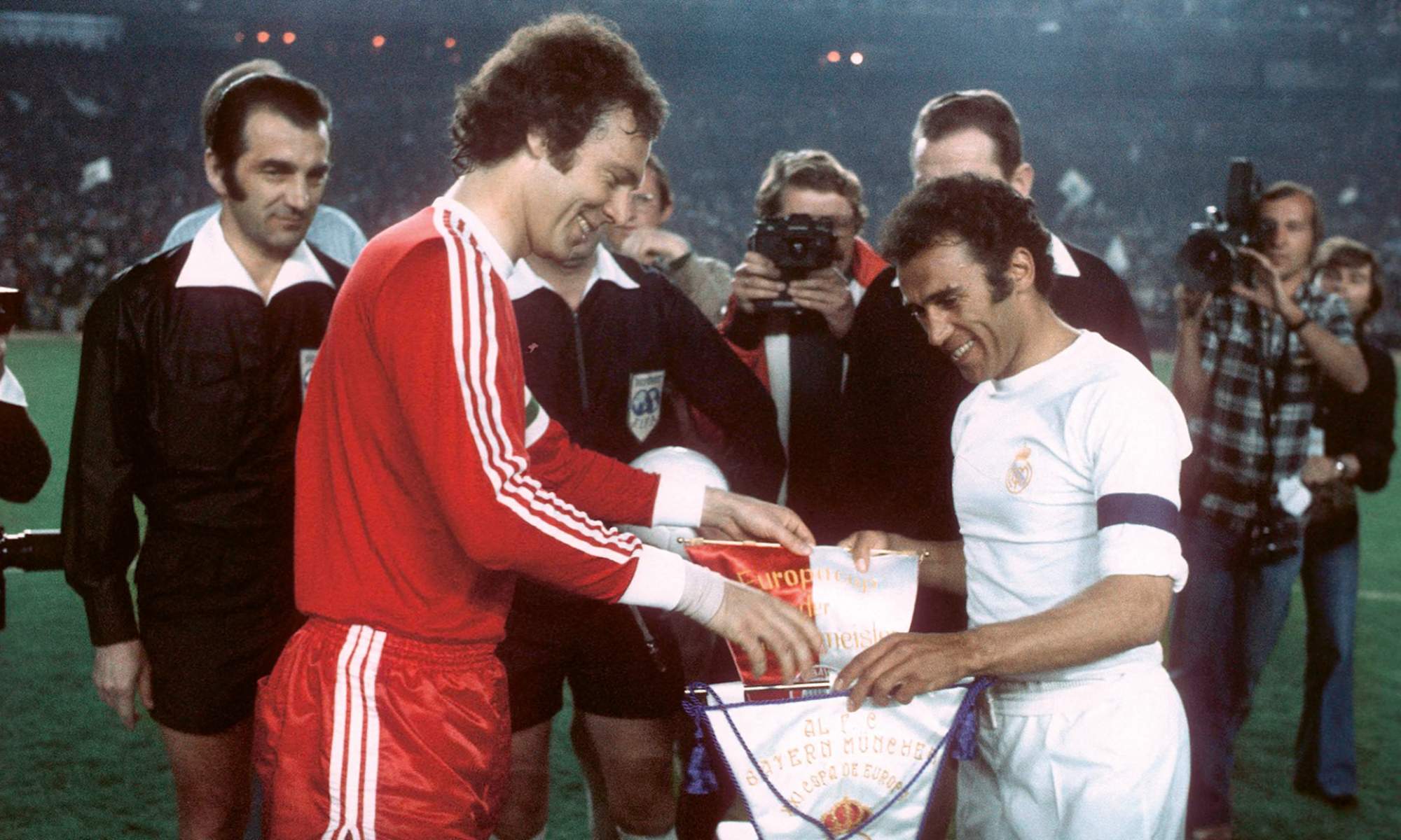 Los capitanes Franz Beckenbauer y Amancio Amaro, saludándose antes del primer Bayern Múnich-Real Madrid de la Copa de Europa.