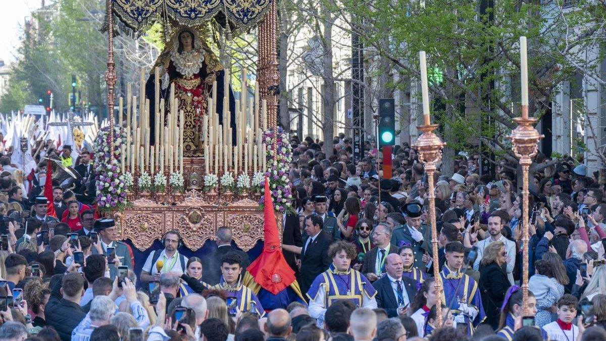 Una procesión en Granada Una procesión en Granada