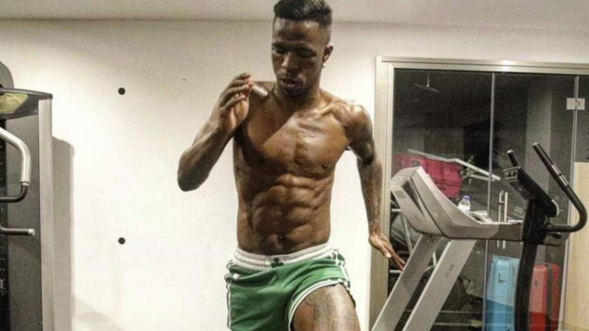 Vinicius ejercitándose en su gimnasio