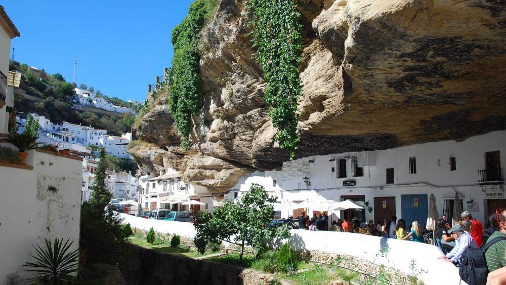 El caserío de Setenil, adaptado a la orografía de la zona.