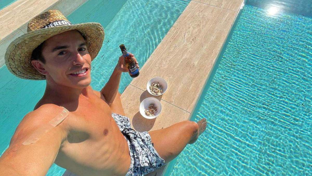 Marc Márquez disfrutando de su piscina a doble altura