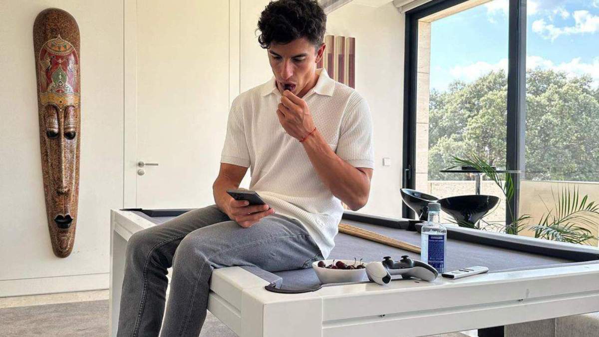 Marc Márquez sobre su mesa de billar