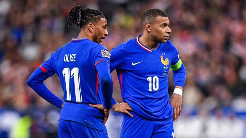 Michael Olise y Kylian Mbappé, en un partido con la Selección francesa.