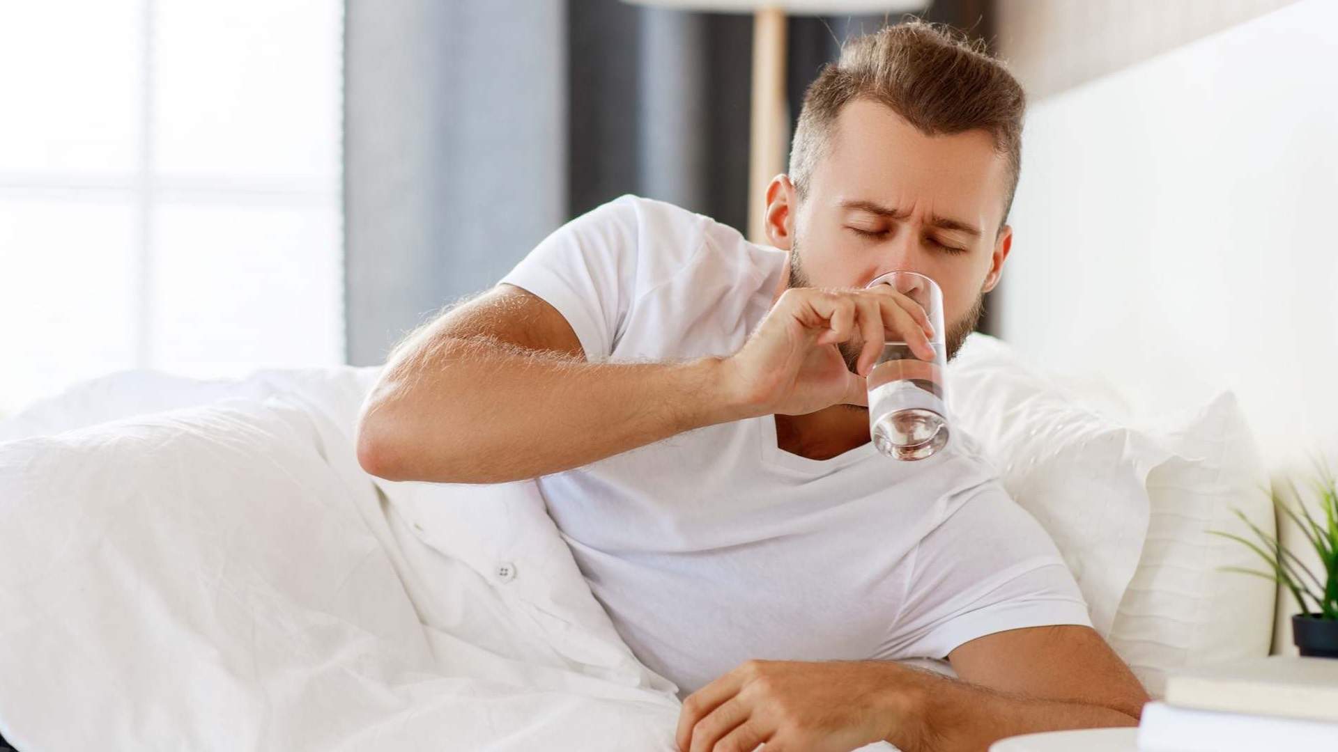 Médicos expertos coinciden: beber agua justo antes de irse a dormir puede generar problemas e interrupciones a la hora de descansar