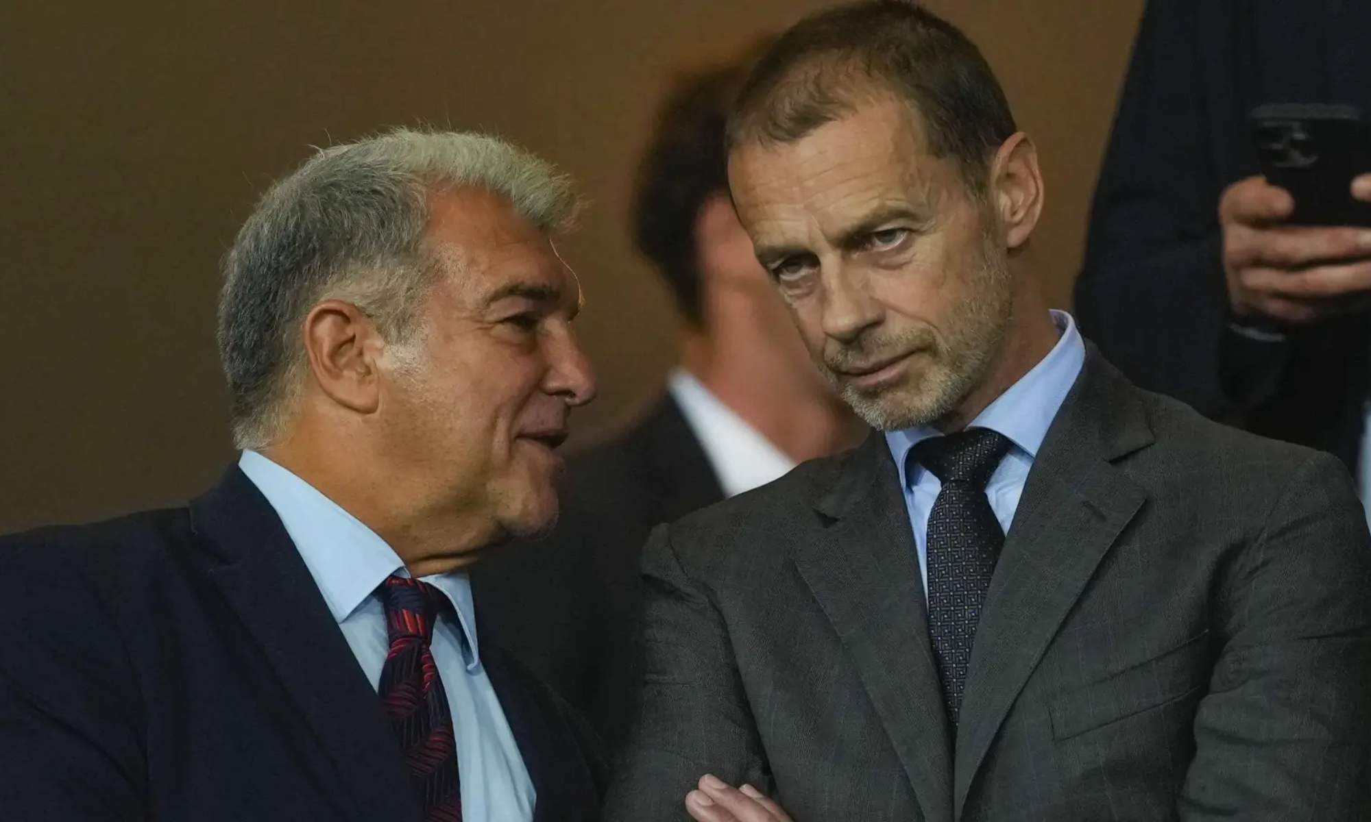 Joan Laporta, presidente del Barça, y Aleksander Ceferin, presidente de la UEFA, hablando durante un partido del Barça en la Champions League.