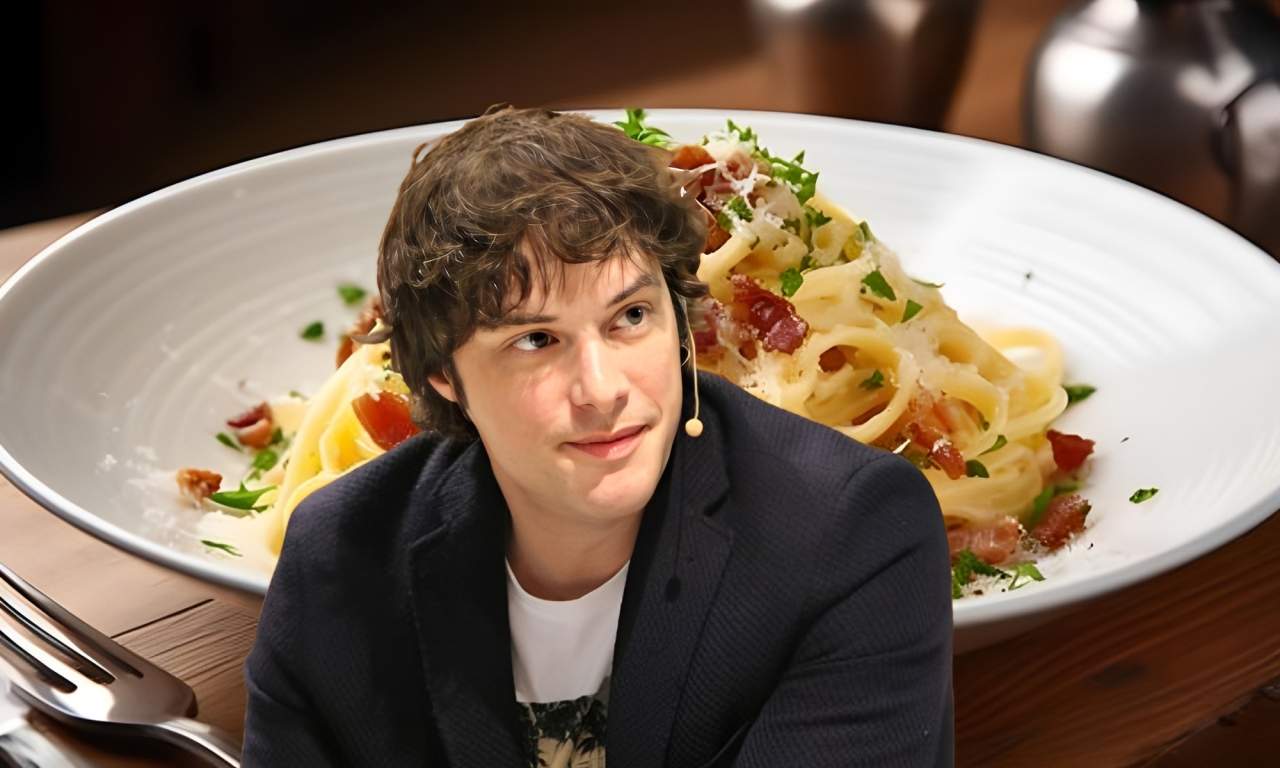 Jordi Cruz y un plato de pasta carbonara.