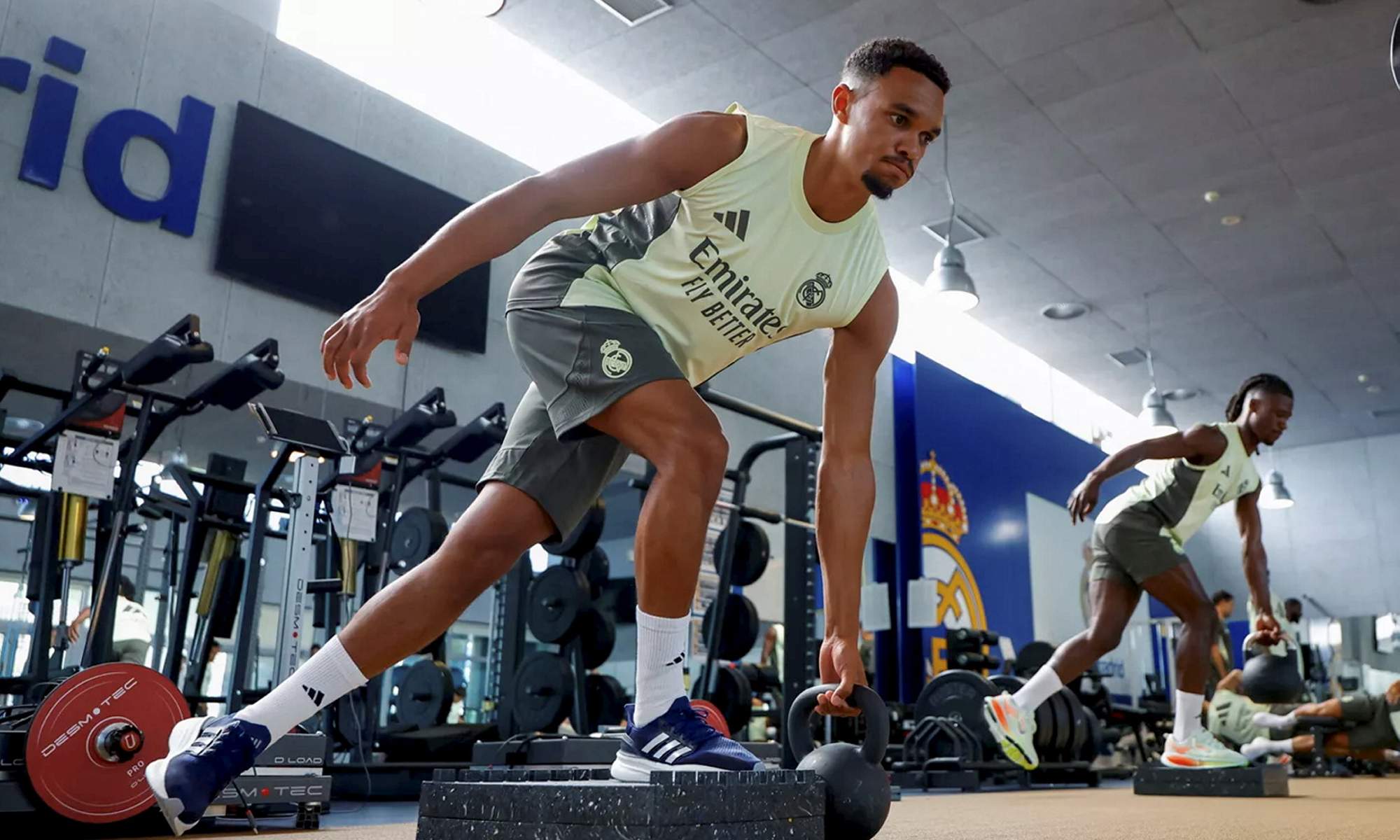 Trent Alexander-Arnold entrenando con el Real Madrid en el gimnasio. 