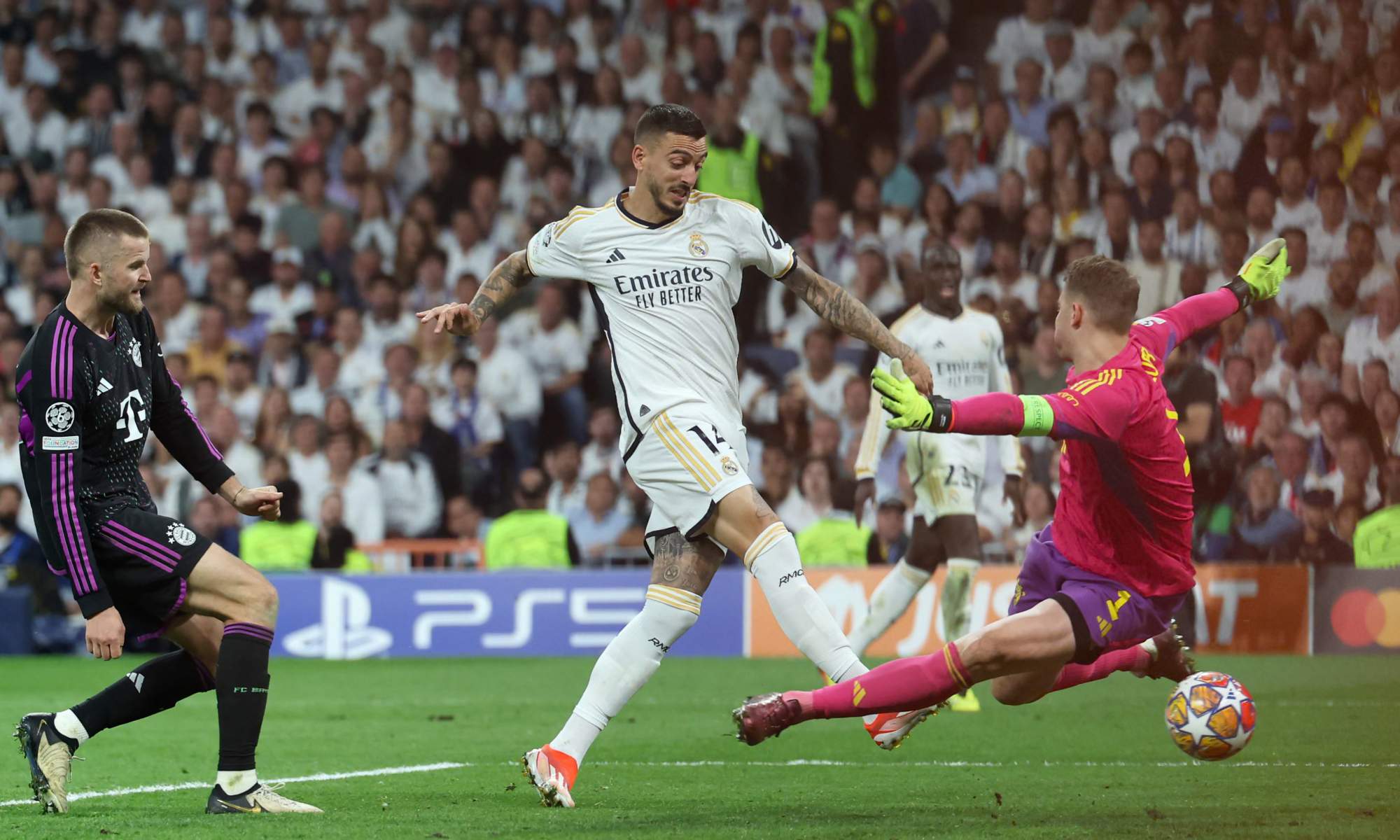 Joselu bate a Manuel Neuer para marcar uno de los dos goles que anotó ante el Bayern Múnich en la última eliminatoria europea del Real Madrid contra los alemanes.