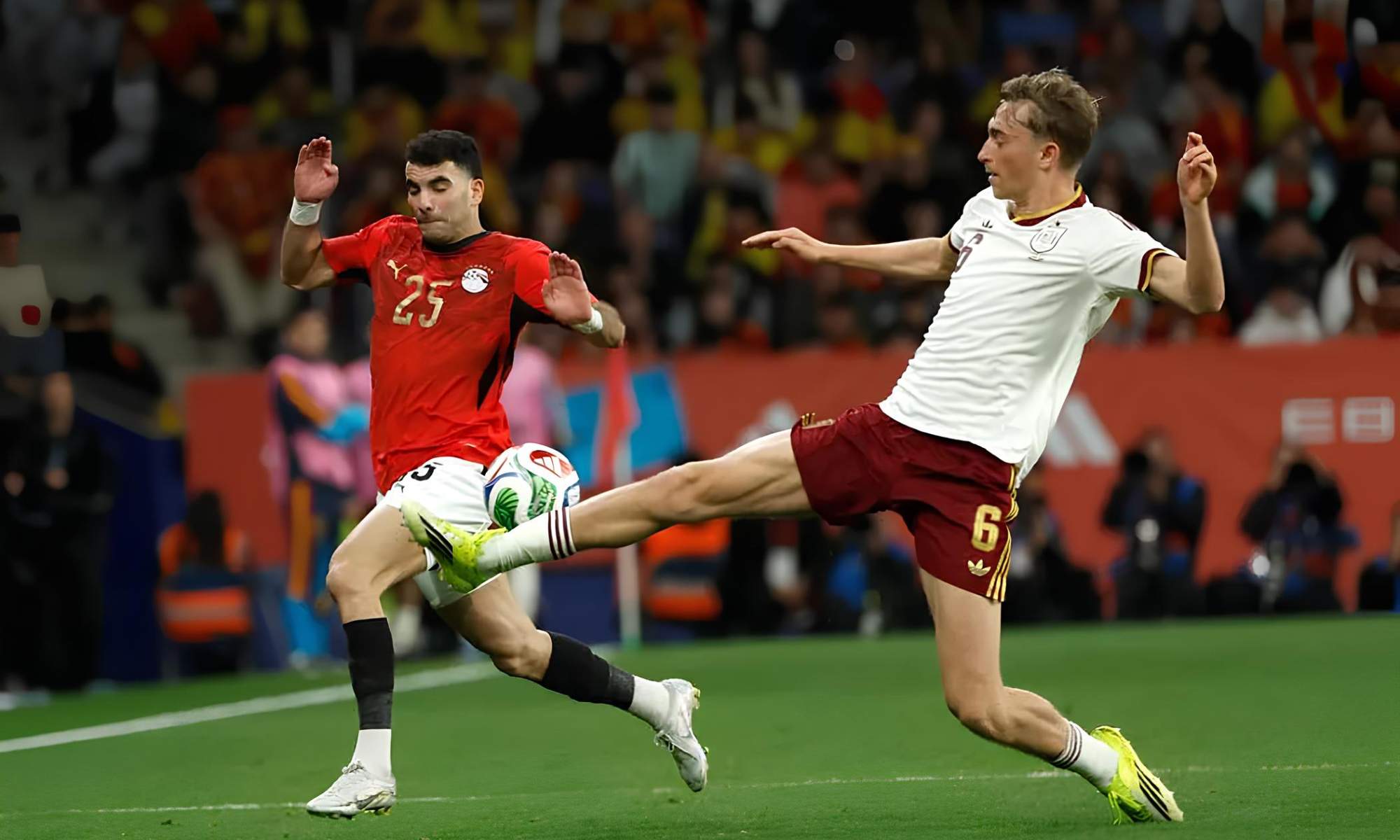 Dean Huijsen, estirándose para cortar un pase durante el partido amistoso de esta noche entre España y Egipto.