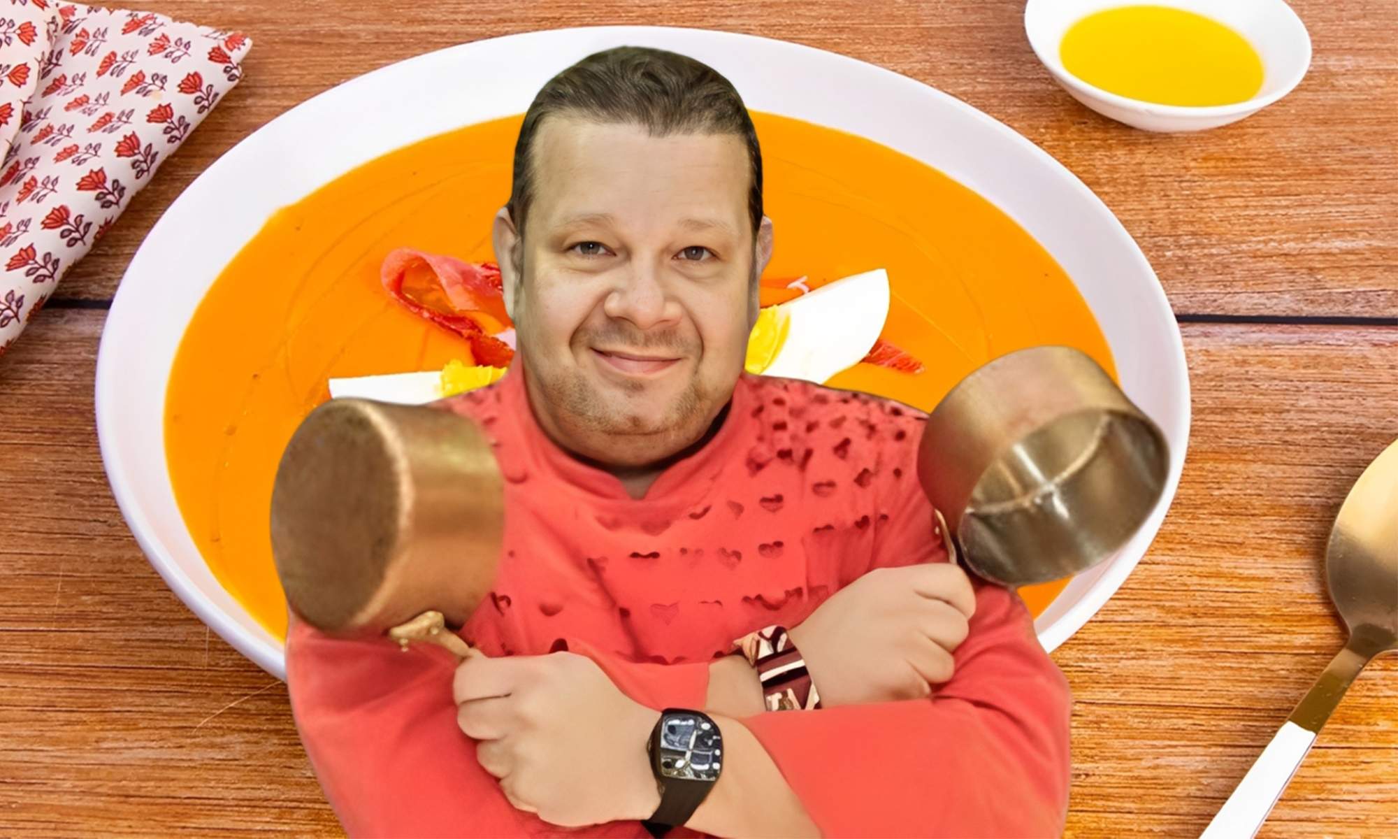 Alberto Chicote y un plato de salmorejo.