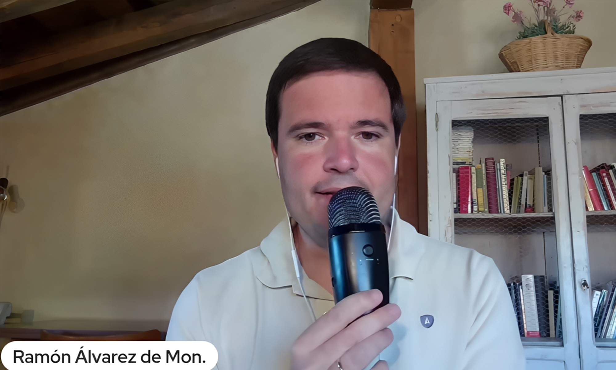 Ramón Álvarez de Mon dando una noticia en su canal de YouTube. 