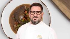 El chef Dani García y un plato de carilleras.