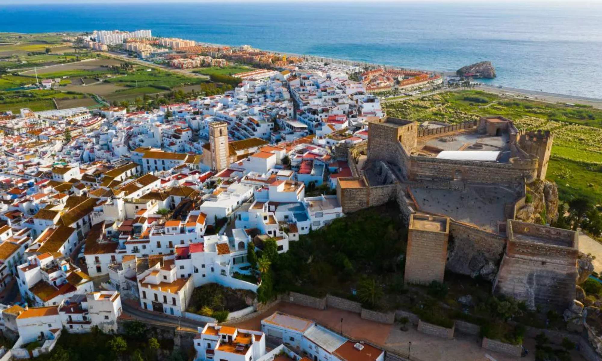 La prensa internacional ha quedado sorprendida con Salobreña, una localidad de Granada que cuenta con una historia muy particular.